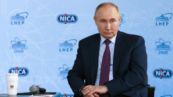 Путин выступил за привлечение российских ученых из зарубежных центров